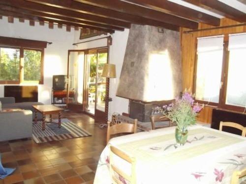 sala de estar con mesa y chimenea en Chalet Saint-Michel-de-Chaillol, 6 pièces, 10 personnes - FR-1-393-39 en Saint-Michel-de-Chaillol