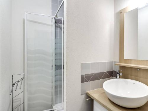 a bathroom with a sink and a shower at Appartement Barèges, 2 pièces, 6 personnes - FR-1-403-34 in Barèges