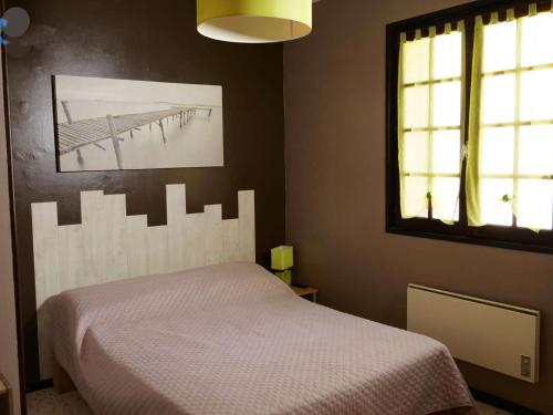マルセイヤンにあるVilla Marseillan-Plage, 3 pièces, 6 personnes - FR-1-387-62のベッドルーム(白いベッド1台、窓付)