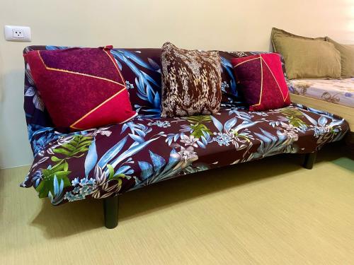 un sofá con almohadas en la sala de estar en Avida Aspira Condotel en Cagayán de Oro