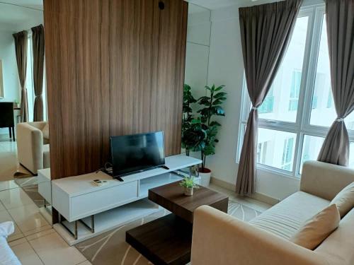 een woonkamer met een bank en een tv bij Family Suites at Mansion One by MAJ in George Town