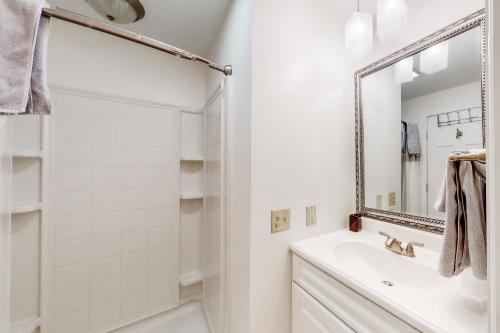 A bathroom at Lighthouse Lookout