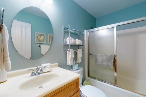 ein Badezimmer mit einem Waschbecken, einem WC und einem Spiegel in der Unterkunft A Sunrise at Seaview in Lincolnville