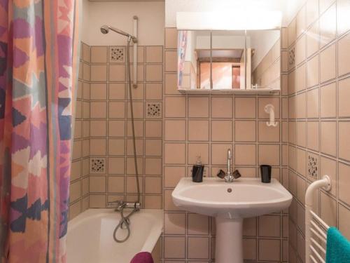 a small bathroom with a sink and a bath tub at Monêtier Les Bains - Appartement 3 pièces avec jardin, rénové, proche Grands Bains - FR-1-330F-75 in Le Monêtier-les-Bains