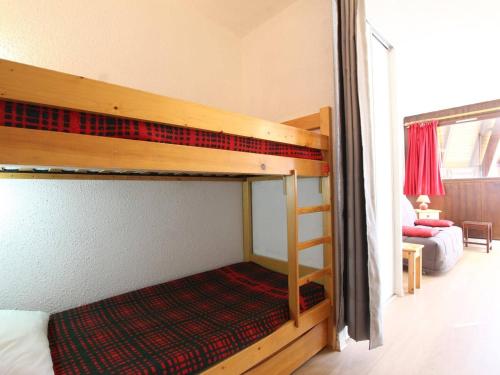 a bedroom with two bunk beds in a room at Studio au pied des pistes, 3 pers., Chantemerle - Serre Chevalier - FR-1-330E-99 in Serre Chevalier