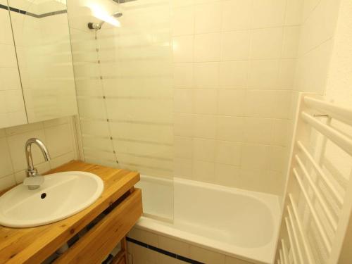 a white bathroom with a sink and a tub at Appartement cosy avec piscine à 60m des pistes – 5 pers, parking privé, La Salle-les-Alpes. - FR-1-330F-73 in Serre Chevalier