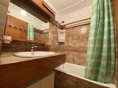 Ένα μπάνιο στο Appartement Praz-sur-Arly, 1 pièce, 4 personnes - FR-1-603-11