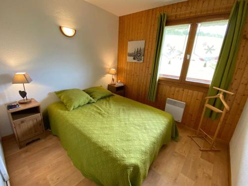 A bed or beds in a room at Appartement Le Grand-Bornand, 3 pièces, 6 personnes - FR-1-241-236
