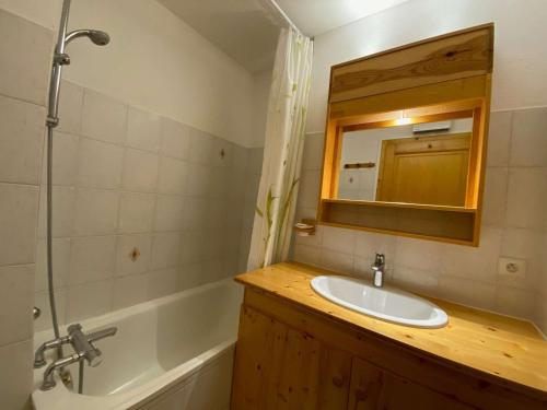 A bathroom at Appartement Le Grand-Bornand, 3 pièces, 6 personnes - FR-1-241-236