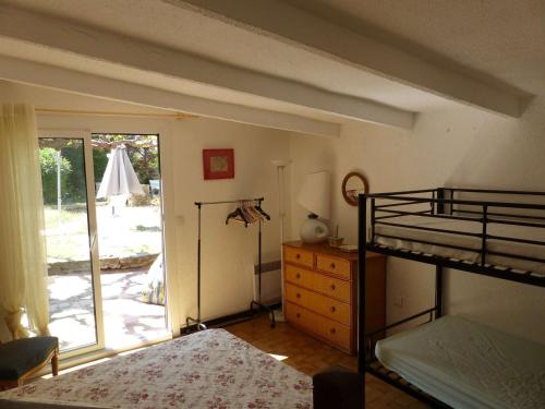 - une chambre avec des lits superposés, une commode et une fenêtre dans l'établissement Appartement cozy 2 pièces avec jardin, climatisation et équipements complets - Le Lavandou - FR-1-308-115, au Lavandou