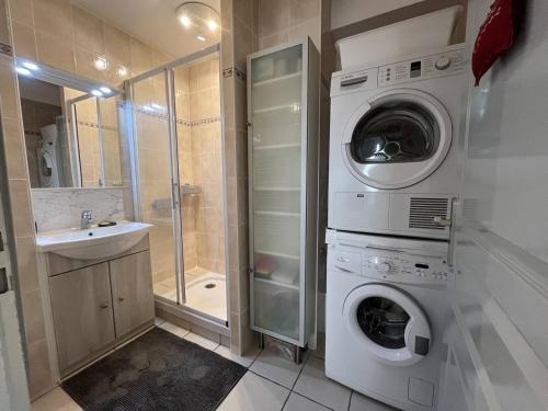 a washer and dryer in a bathroom with a shower at Appartement Villard-de-Lans, 3 pièces, 4 personnes - FR-1-548-24 in Villard-de-Lans