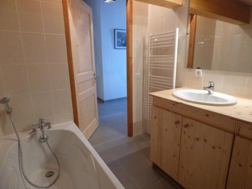 a bathroom with a tub and a sink at Appartement Le Grand-Bornand, 4 pièces, 8 personnes - FR-1-458-147 in Le Grand-Bornand
