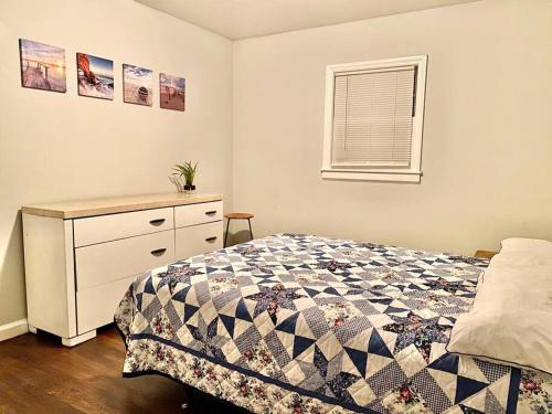 1 dormitorio con 1 cama, vestidor y ventana en The Harrison Home - 3 Bedroom Gem - Smart Tvs, en Rome