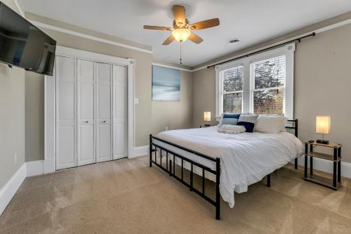 - une chambre avec un lit et un ventilateur de plafond dans l'établissement The Magnolia Manor - Private Backyard - Close to Downtown, à Greensboro