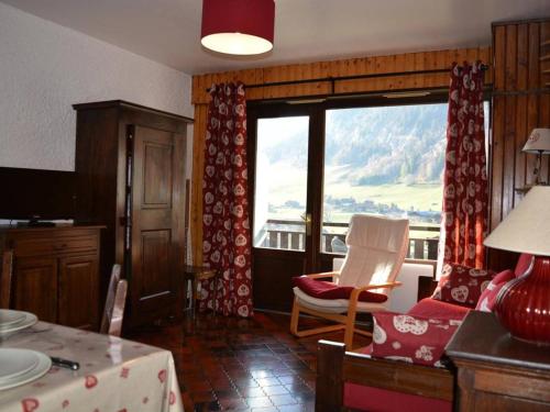 Appartement Le Grand-Bornand, 1 pièce, 4 personnes - FR-1-241-199にあるシーティングエリア