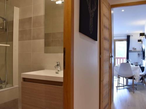 La salle de bains est pourvue d'un lavabo et d'une table à manger. dans l'établissement Charmant 2 pièces pour 4 à Méribel, à proximité des pistes, commerces et navette - FR-1-180-368, à Les Allues