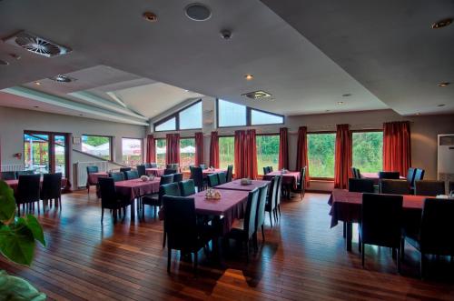 Un restaurante u otro lugar para comer en Zajazd u Beaty i Violetty