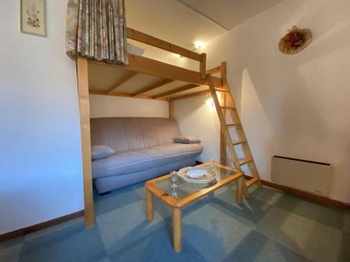 Łóżko lub łóżka piętrowe w pokoju w obiekcie Appartement Praz-sur-Arly, 1 pièce, 4 personnes - FR-1-603-5