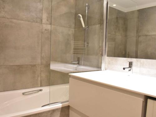 La salle de bains est pourvue d'une douche, d'un lavabo et d'une baignoire. dans l'établissement Appartement Méribel, 3 pièces, 6 personnes - FR-1-180-545, à Les Allues
