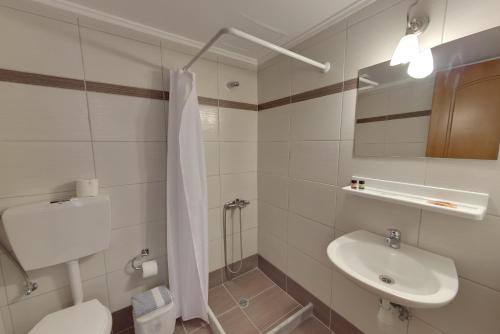 y baño con lavabo, aseo y ducha. en Marirena Hotel, en Amoudara Herakliou