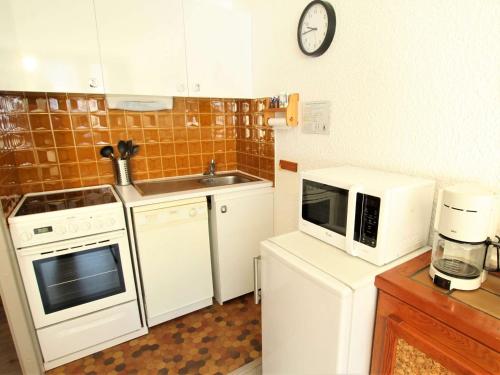 Appartement La Salle-les-Alpes, 1 pièce, 4 personnes - FR-1-330F-54にあるキッチンまたは簡易キッチン