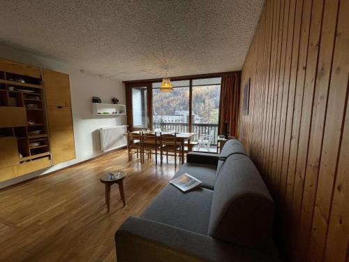 un salon avec un canapé et une table dans l'établissement Appartement cozy 4 pers avec parking privé à Serre-Chevalier - FR-1-330E-48, à Saint-Chaffrey