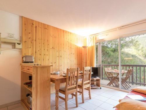 Il dispose d'un balcon et d'une cuisine avec une table et des chaises. dans l'établissement Charmant 2 pièces, 4 couchages avec garage- Serre Chevalier, Chantemerle. - FR-1-330E-94, à Saint-Chaffrey