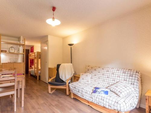uma sala de estar com um sofá e um quarto em Appartement La Salle-les-Alpes, 1 pièce, 4 personnes - FR-1-330F-62 em Serre Chevalier