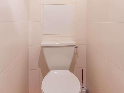 um WC branco numa casa de banho com uma fotografia na parede em Appartement La Salle-les-Alpes, 1 pièce, 4 personnes - FR-1-330F-62 em Serre Chevalier