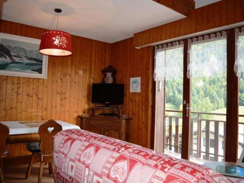 Appartement Le Grand-Bornand, 2 pièces, 6 personnes - FR-1-241-195にあるテレビまたはエンターテインメントセンター