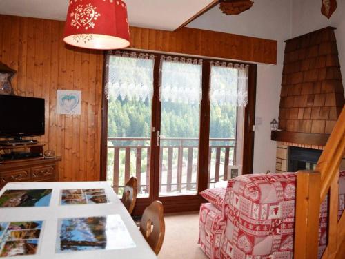 Appartement Le Grand-Bornand, 2 pièces, 6 personnes - FR-1-241-195にあるシーティングエリア