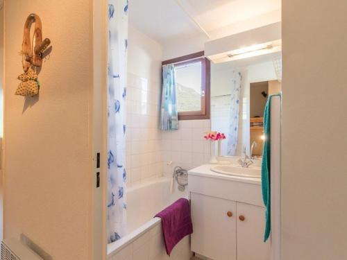 Et badeværelse på Appartement Le Monêtier-les-Bains, 2 pièces, 4 personnes - FR-1-330F-173