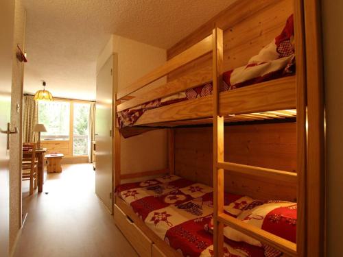 une chambre avec deux lits superposés dans une pièce dans l'établissement Studio 4 pers. à Serre-Chevalier avec balcon, parking, animaux admis - FR-1-330E-58, à Saint-Chaffrey
