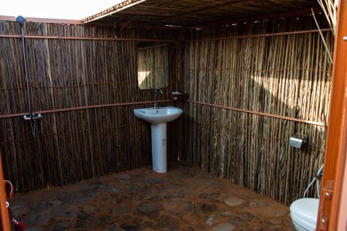 Muntaribにあるwahiba Bedouiens privae Campの洗面台と鏡のあるバスルーム