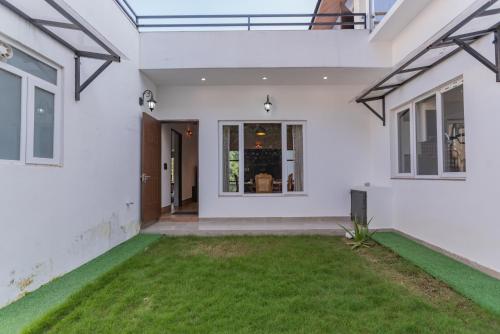 SaffronStays Polaris, Dehradun - pet-friendly Swedish home amidst natureにある庭