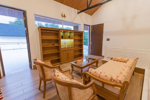 SaffronStays Polaris, Dehradun - pet-friendly Swedish home amidst natureにあるシーティングエリア