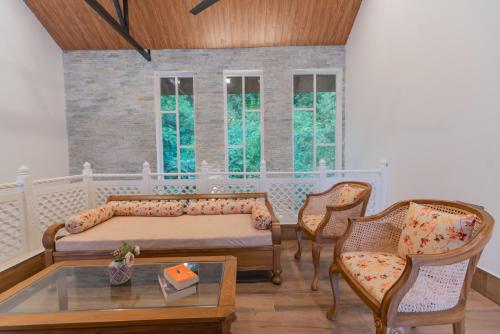SaffronStays Polaris, Dehradun - pet-friendly Swedish home amidst natureにあるシーティングエリア