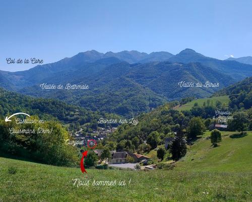 einen Blick auf ein Tal mit Bergen in der Ferne in der Unterkunft Les Chatougoulis in Les Bordes-sur-Lez