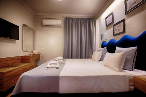 een slaapkamer met een groot bed en een piano bij FALIREON HOTEL in Athene