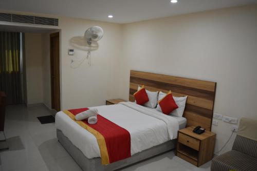 Tempat tidur dalam kamar di Hotel Ambicas Grand