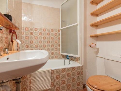 uma casa de banho com um lavatório e um WC em Appartement Saint-Chaffrey , 3 pièces, 10 personnes - FR-1-330E-15 em Saint-Chaffrey