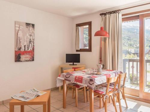 une salle à manger avec une table et des chaises et une fenêtre dans l'établissement Appartement lumineux 2 pièces 6 pers, proche pistes et commerces - La Salle Les Alpes - FR-1-330F-29, à Serre Chevalier
