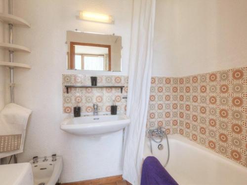 La salle de bains est pourvue d'un lavabo, de toilettes et d'une baignoire. dans l'établissement Appartement Saint-Chaffrey , 2 pièces, 6 personnes - FR-1-330E-28, à Saint-Chaffrey