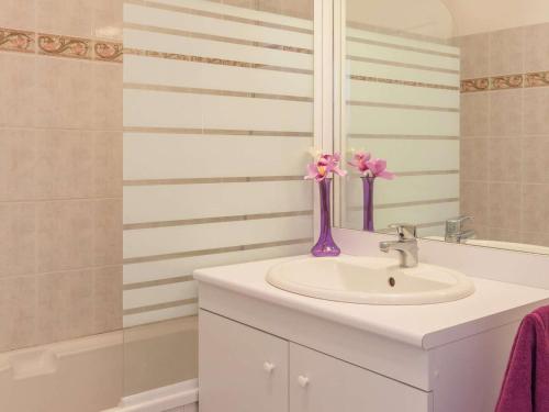 a bathroom with a sink and a vase with flowers at Appartement lumineux 2 pièces 6 pers, proche pistes et commerces - La Salle Les Alpes - FR-1-330F-29 in Serre Chevalier