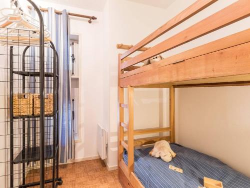 Un pat sau paturi într-o cameră la Charmant T2 avec coin montagne, 6 couchages, Monêtier les Bains, proche commerces et navettes ski - FR-1-330F-35