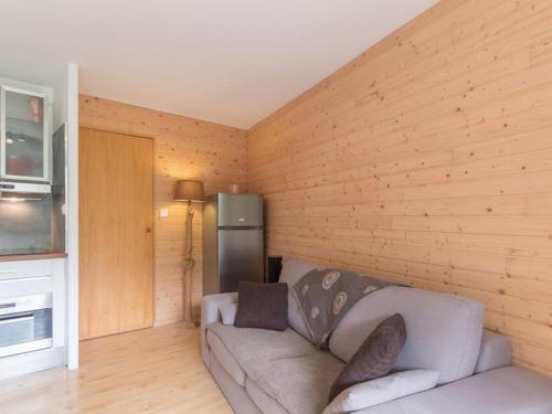 - un salon avec un canapé et un réfrigérateur dans l'établissement Appartement 2 pièces avec parking à 150m des télécabines - FR-1-330F-31, à Serre Chevalier