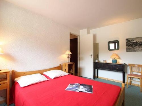 セレ・シュヴァリエにあるAppartement La Salle-les-Alpes, 3 pièces, 7 personnes - FR-1-330F-41のベッドルーム1室(赤いベッド1台、本2冊付)