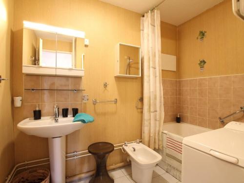 une petite salle de bain avec un lavabo et des toilettes dans l'établissement Appartement 3 pièces, 6 couchages à La Salle-les-Alpes, proche pistes, balcon et terrasse - FR-1-330F-41, à Serre Chevalier
