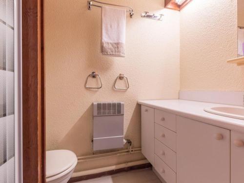 ein Bad mit einem WC und einem Waschbecken in der Unterkunft Appartement Saint-Chaffrey , 1 pièce, 5 personnes - FR-1-330E-39 in Saint-Chaffrey