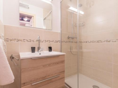 une salle de bain avec un lavabo et une douche dans l'établissement Appartement 6 pers. à Chantemerle, Serre-Chevalier - Balcon, Parking, 2 étoiles - FR-1-330E-34, à Saint-Chaffrey
